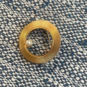 Women’s Gold toned with Pearl Pin